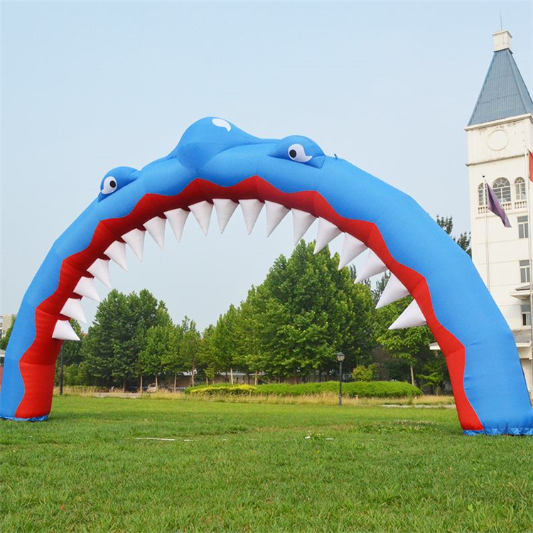 新城镇鲨鱼广告拱门
